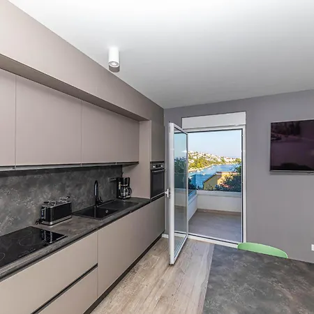 Awesome In Okrug Gornji * トロギール