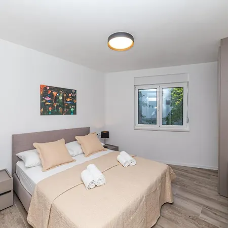 Apartman Awesome In Okrug Gornji With Wifi *