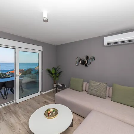 Apartman Awesome In Okrug Gornji With Wifi