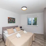 Apartment Awesome In Okrug Gornji With Wifi *
