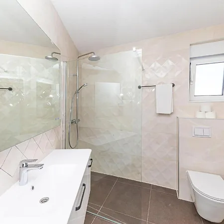 Apartment Gorgeous In Okrug Gornji With View