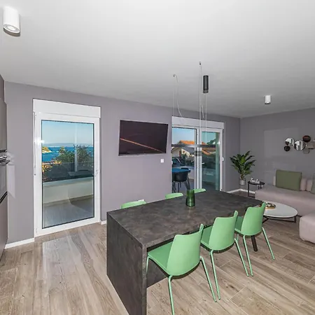 Gorgeous In Okrug Gornji With View Apartament Trogir