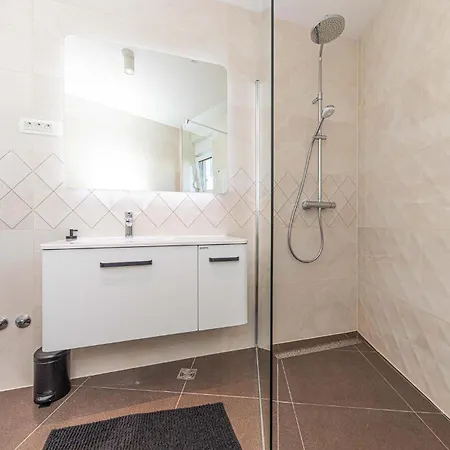 Apartmán Awesome In Okrug Gornji With Wifi